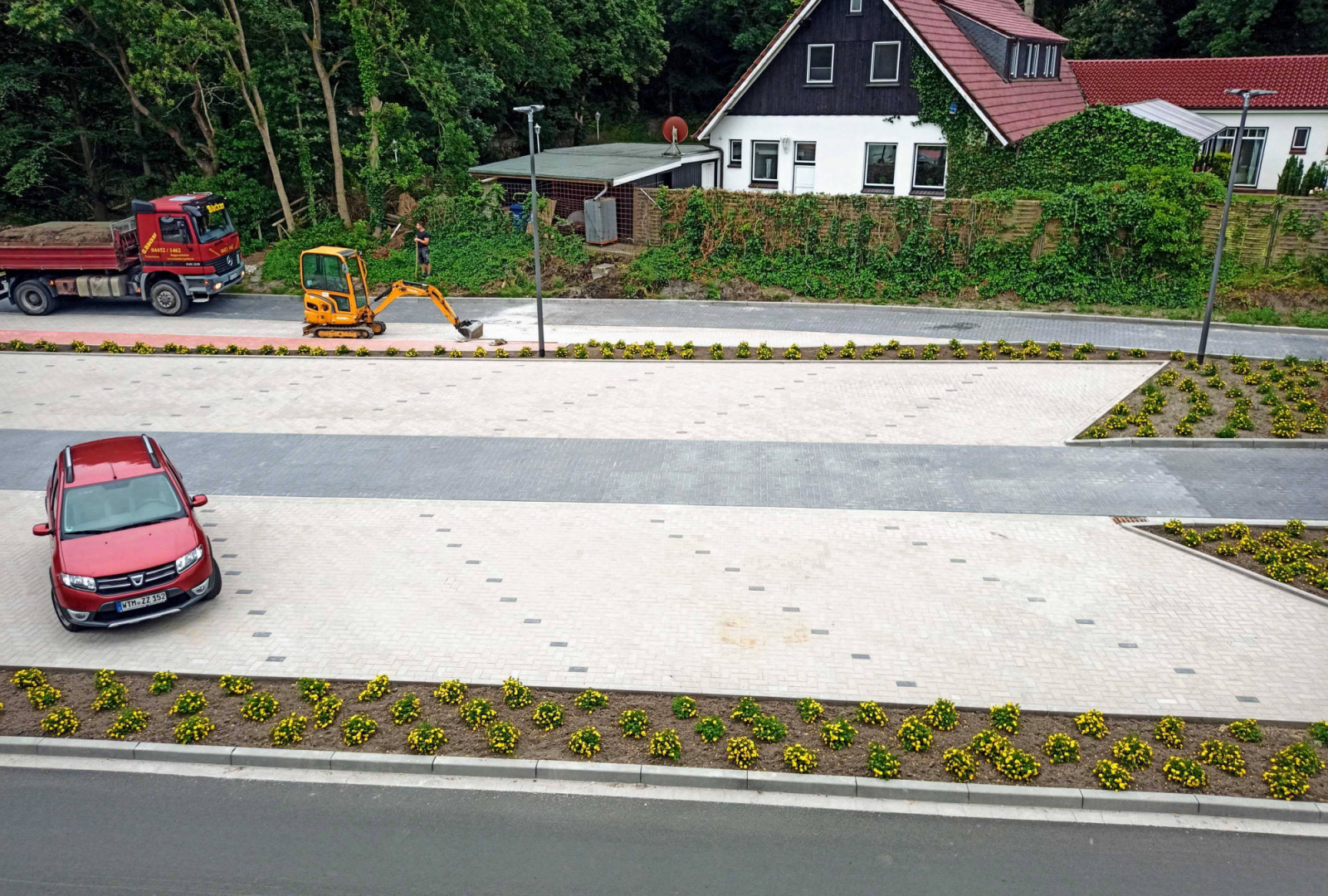 Lehde Strassenbau - Parkplatz gepflastert